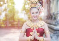 Mulher tailandesa com trajes tradicionais