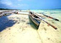 Barco típico praia Zanzibar Tanzânia