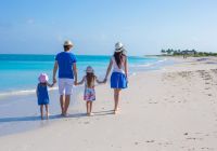 Familia caminhando praia Turks and Caicos