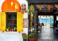 Café pelas ruas da cidade de Bodrum, Turquia.