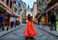 Turquia istambul galata tower mulher posando