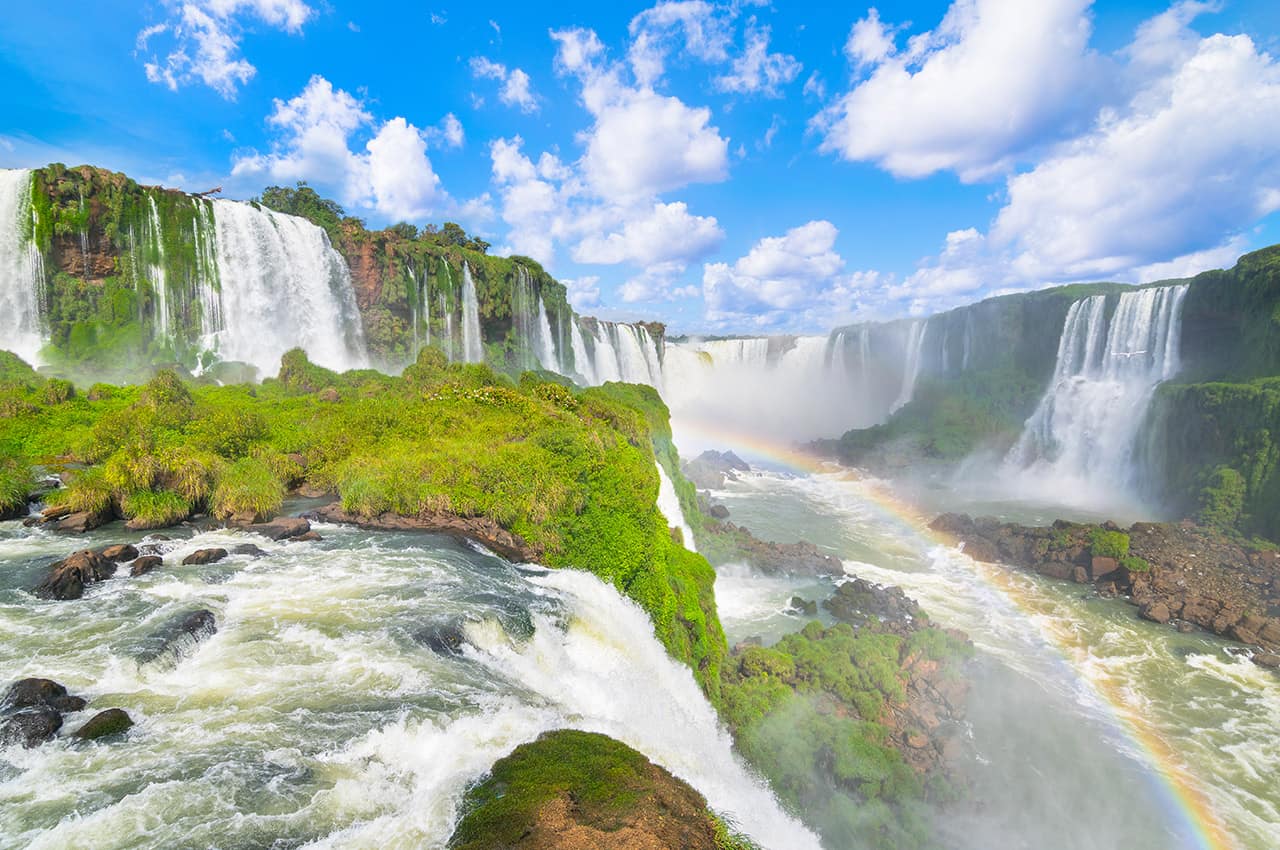 Cataratas do iguacu com arcoiris parana brasil