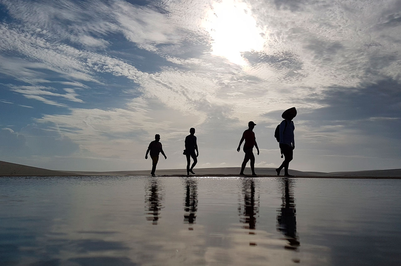 Trekking nos lencois maranhenses viajantes andando