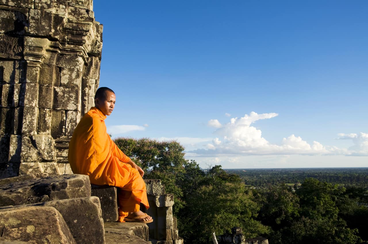 Monge contemplando Angkor Qat Siam Reap Camboja