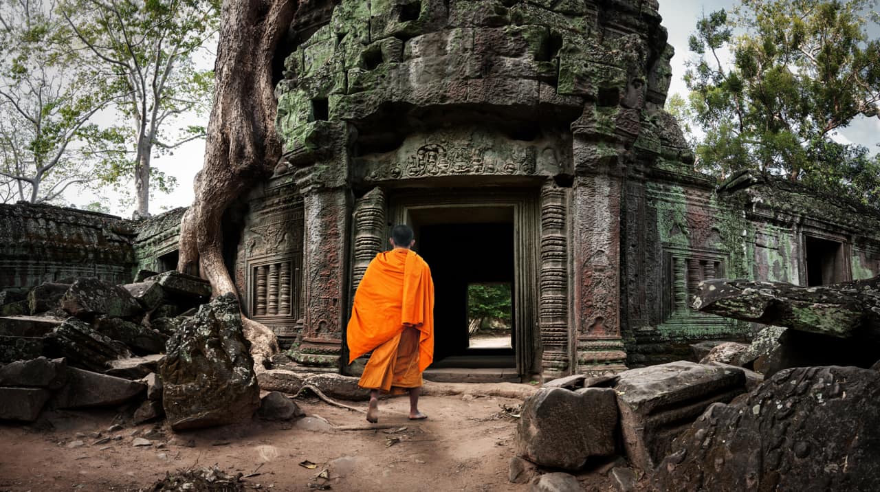 Monge entrando Templo Angkor Wat Camboja