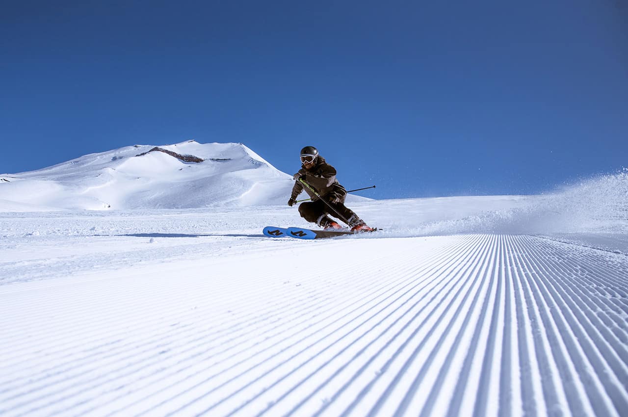 Corralco esquiador pista