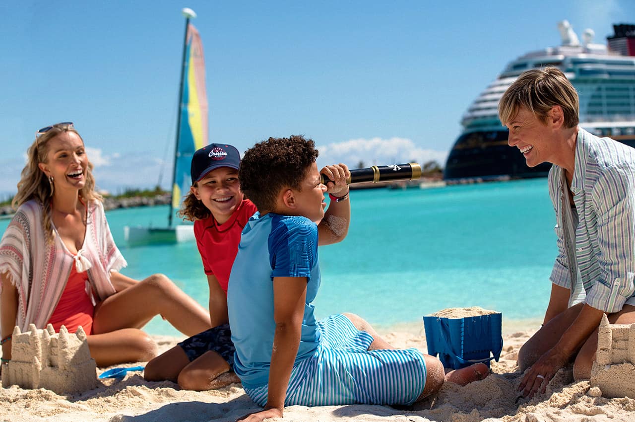Disney cruise line disney castaway cay bahamas brincando na areia