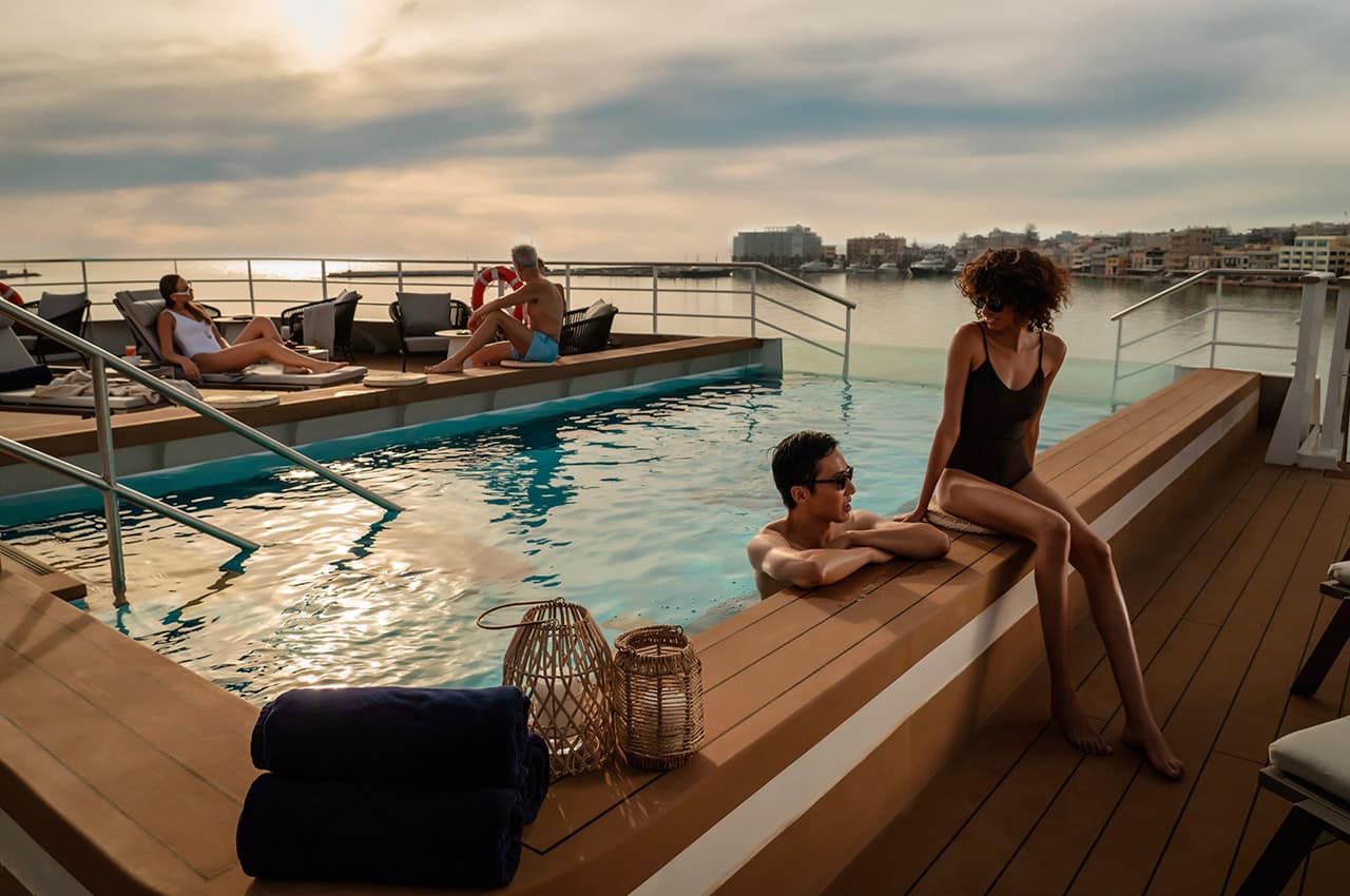 Swan hellenic sh diana pool deck pessoas piscina