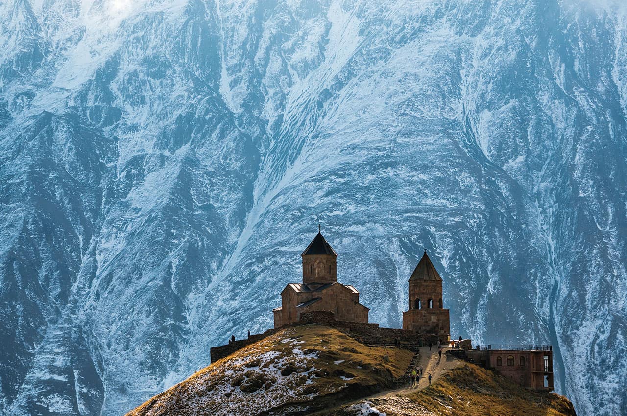 As montanhas do caucaso a igreja da trindade gergeti