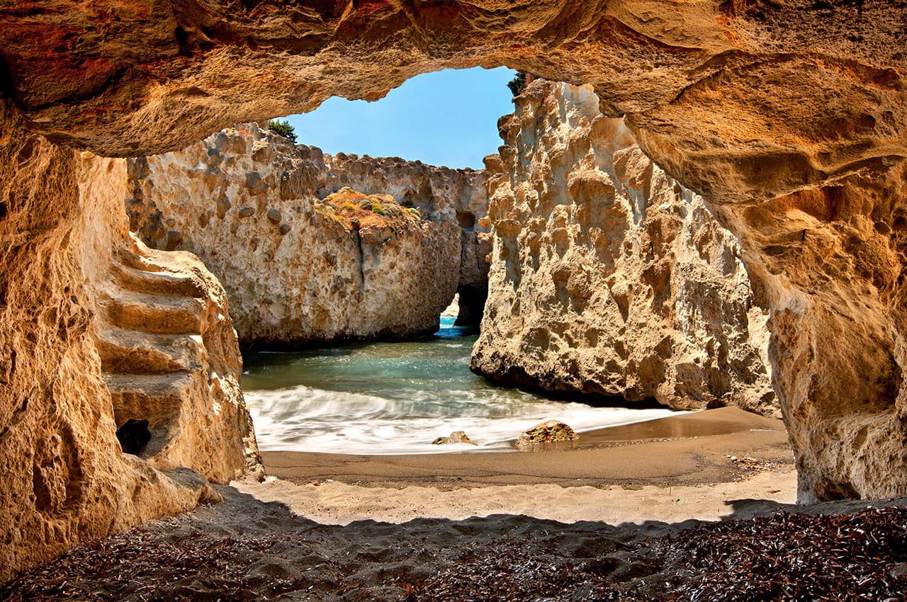 Caverna e praia Papafrangas - Milos, Grécia.