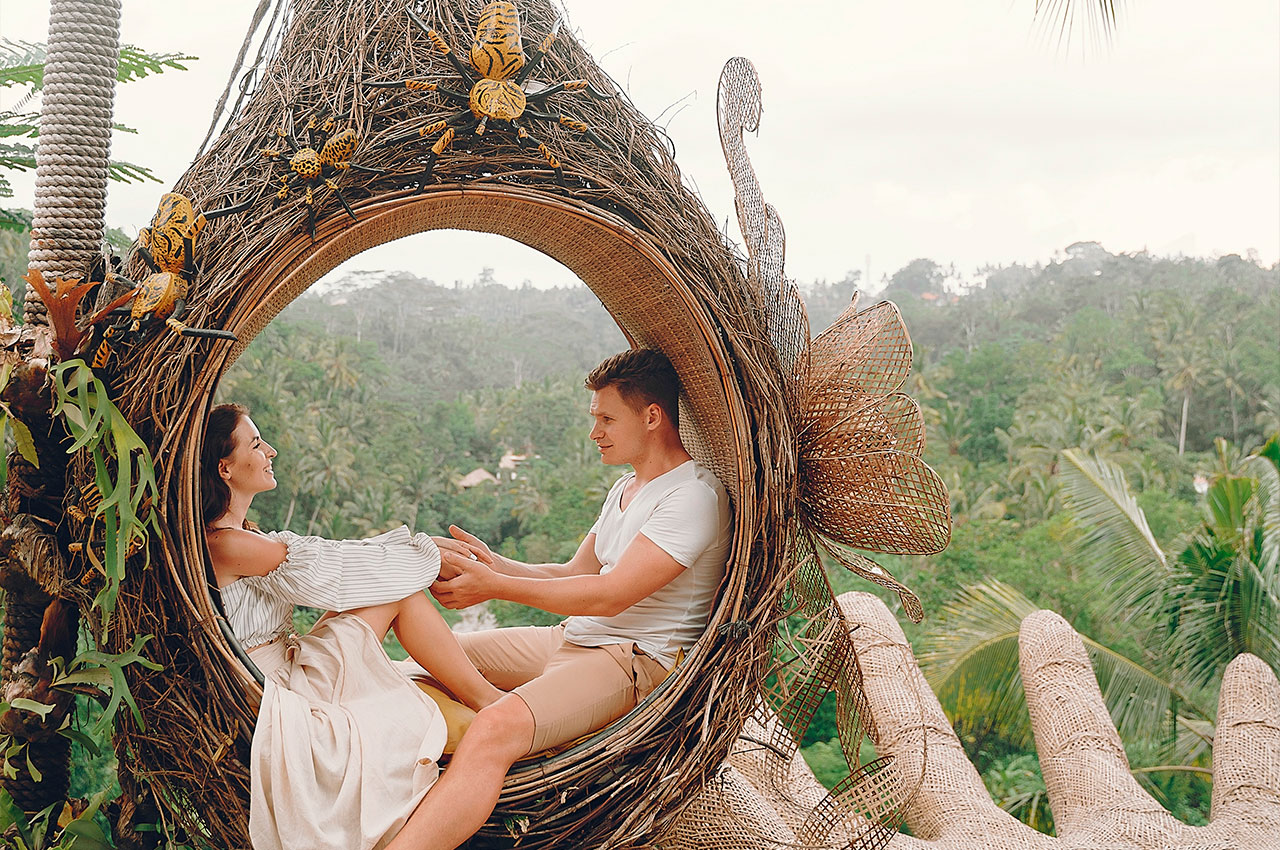 Casal sentado em um grande ninho em Bali