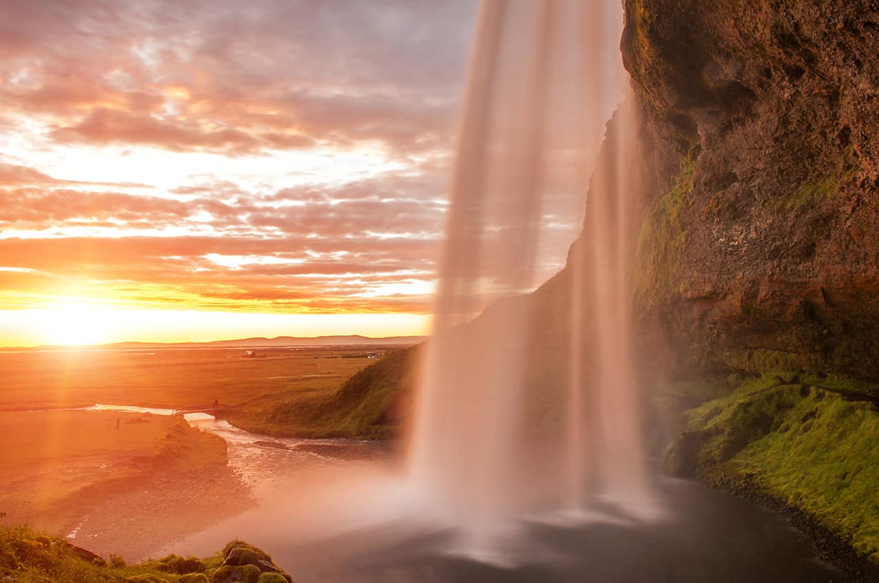 Cachoeira Seljalandsfoss - Sol da meia noite