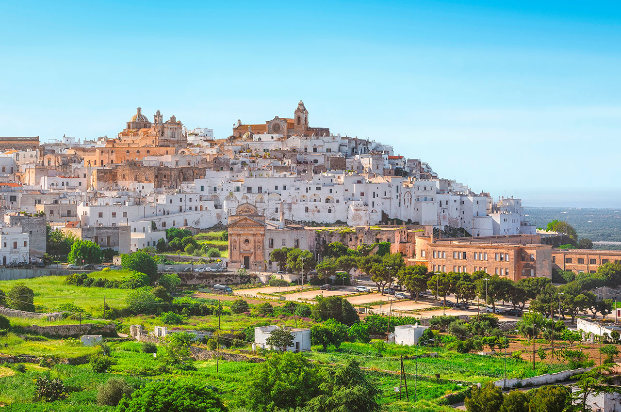 Puglia, Itália - Cidade Branca, horizonte panorâmico e Igreja Madonna Della Grata