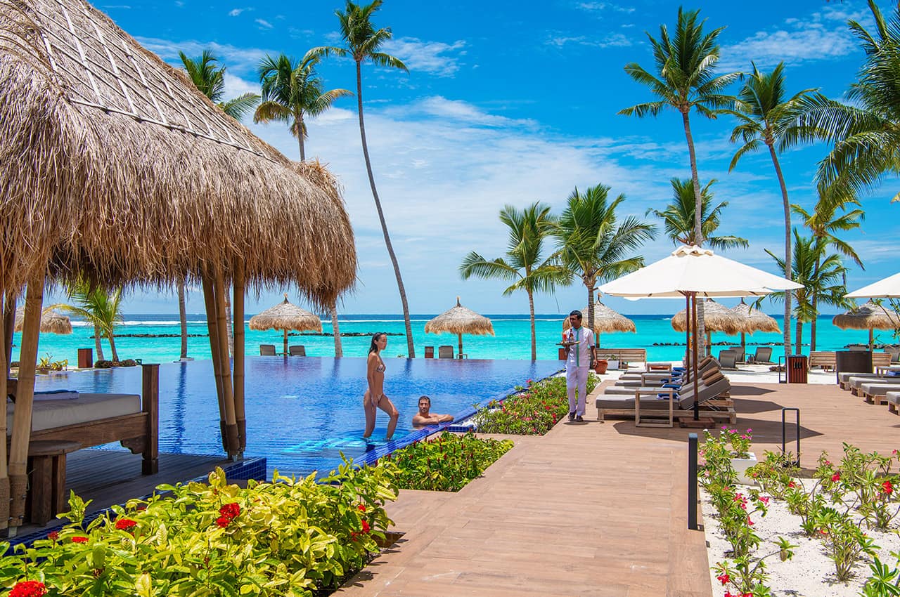 Emerald maldives beach club piscina