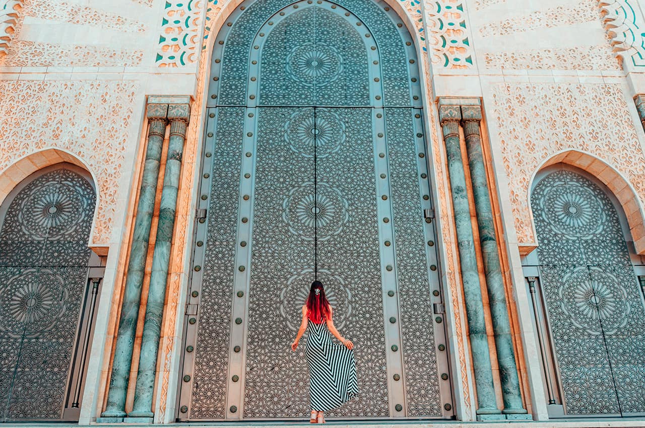 Marrocos casablanca mesquita hasan ii mulher na porta