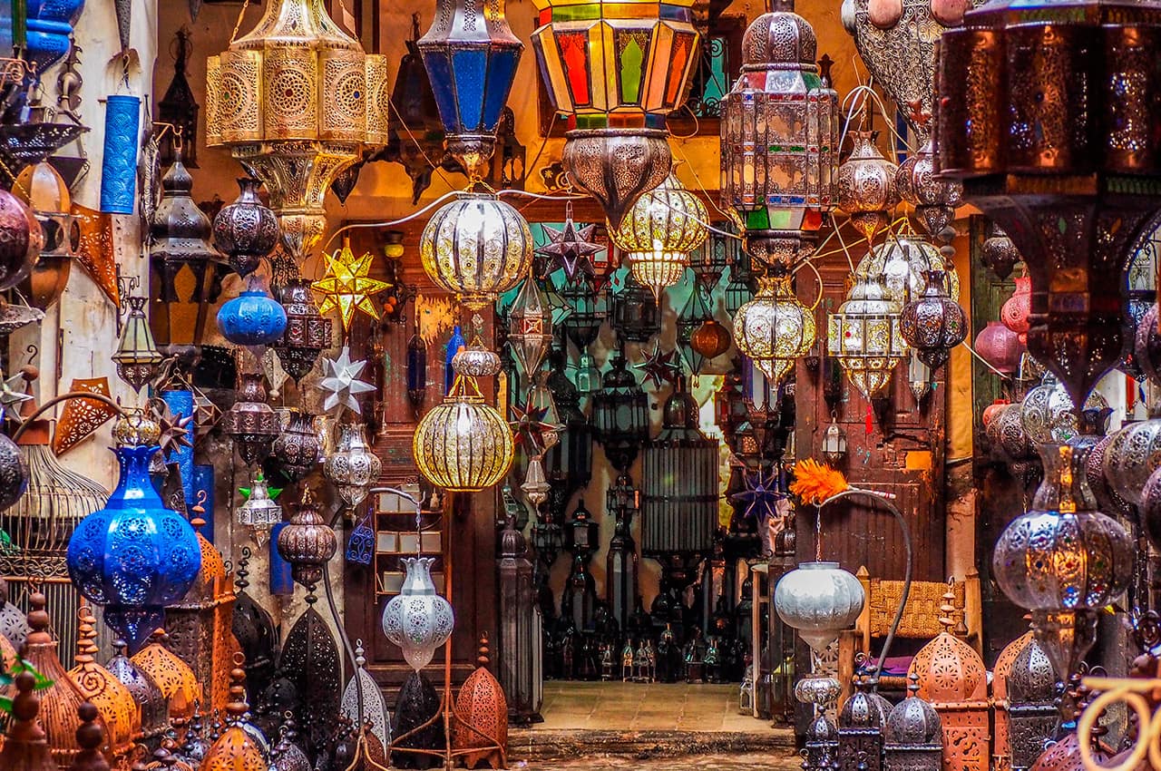 Marrocos marrakech iluminacao estilo marroquino souks em medina