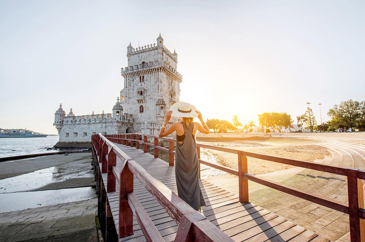 Mulher viajando em lisboa portugal
