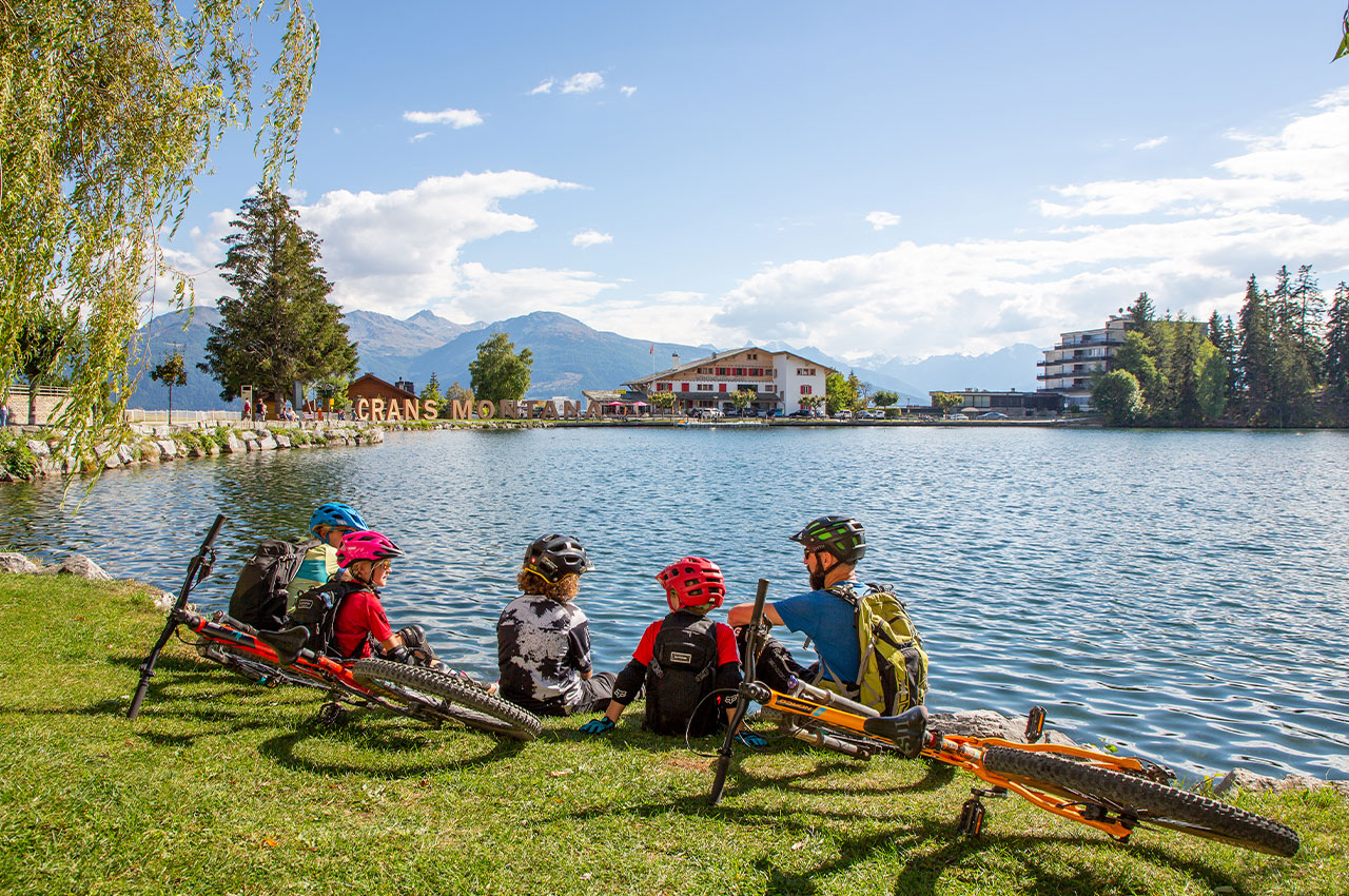 Passeio de biciclete em família em Crans Montana