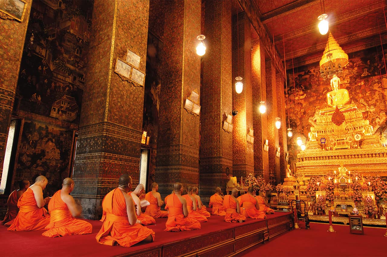 Monges wat pho temple bangkok