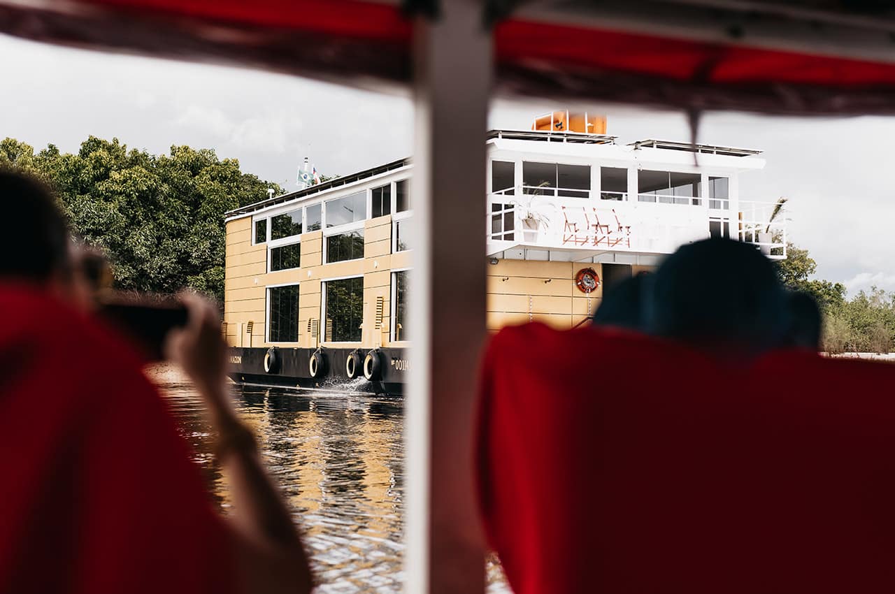 Untamed amazon chegando barco