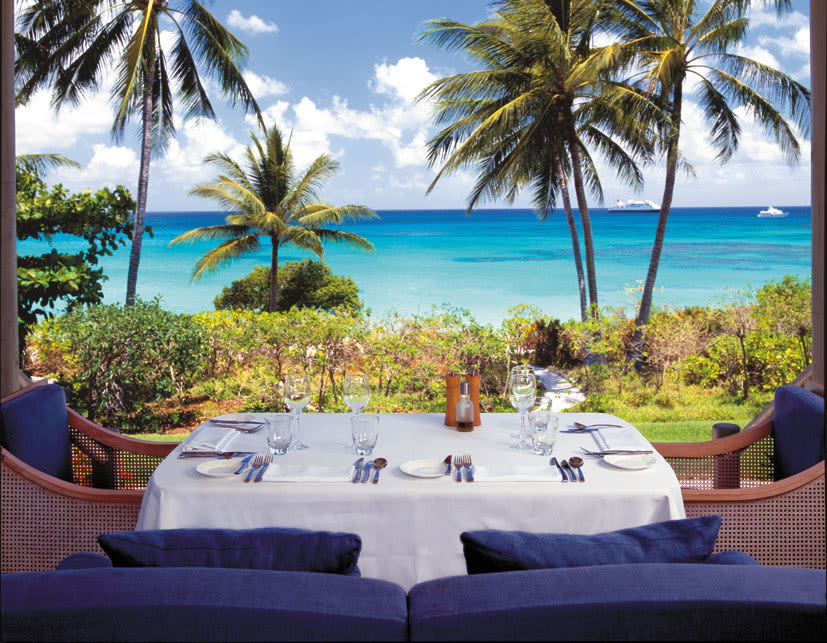 Mesa posta para um almoço com vista para o paraíso. Foto: Lizard Island