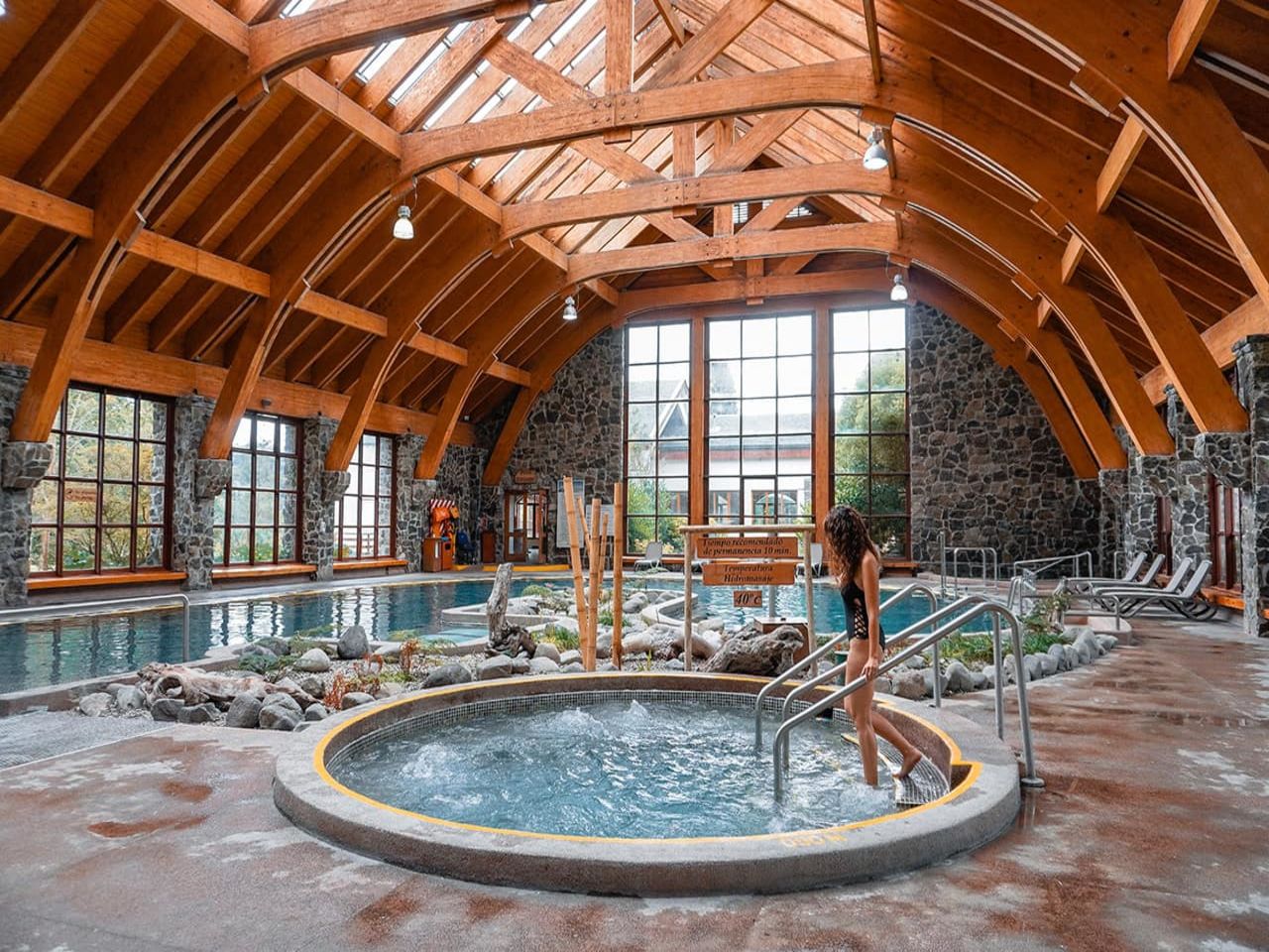 Chile termas de puyehue piscina com mulher