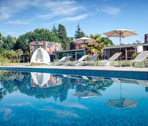 Entre cielos piscina