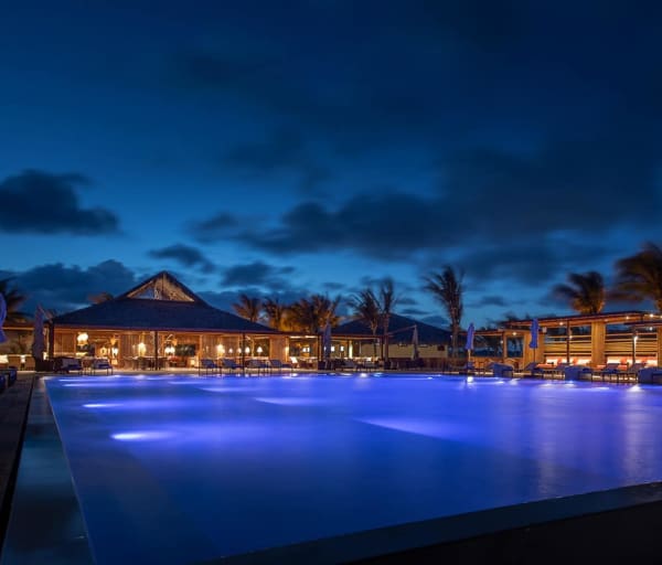 Ceara jaguarindia village piscina noite