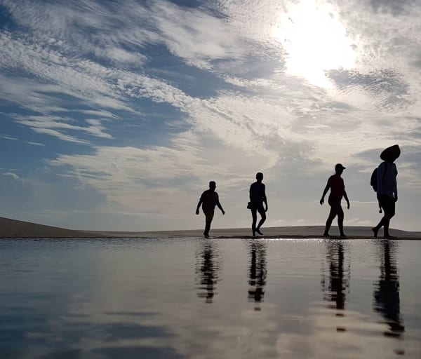 Trekking nos lencois maranhenses viajantes andando