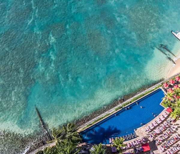 Vista aére da praia de Waikiki - Honolulu, Havaí.