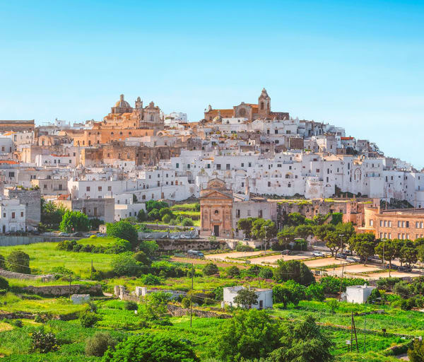 Puglia, Itália - Cidade Branca, horizonte panorâmico e Igreja Madonna Della Grata