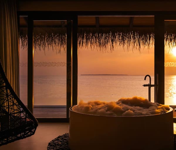 Maldivas velaa private island sunset deluxe water pool villa banheira