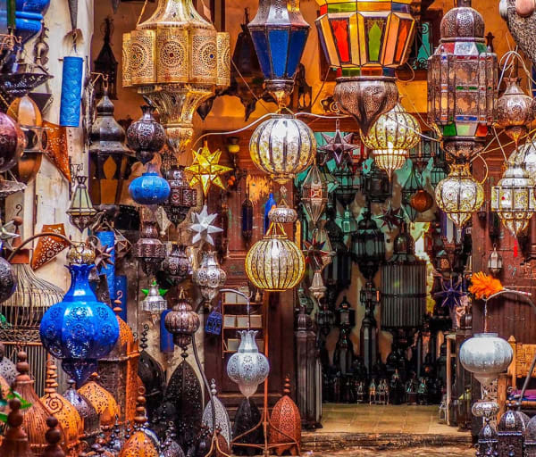 Marrocos marrakech iluminacao estilo marroquino souks em medina