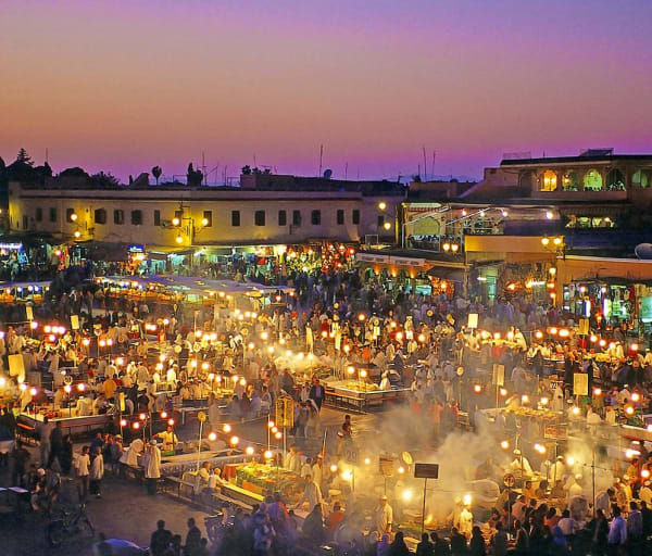 Vista noturna do mercado de Marrakech.