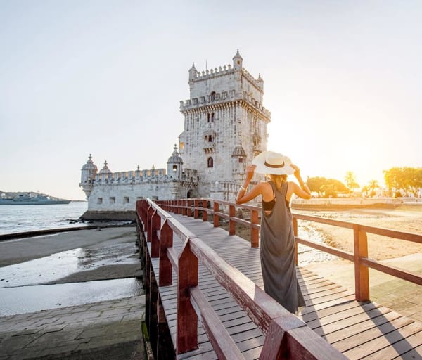 Mulher viajando em lisboa portugal