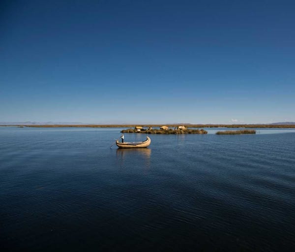 Canoa no Lago Titicaca, Peru