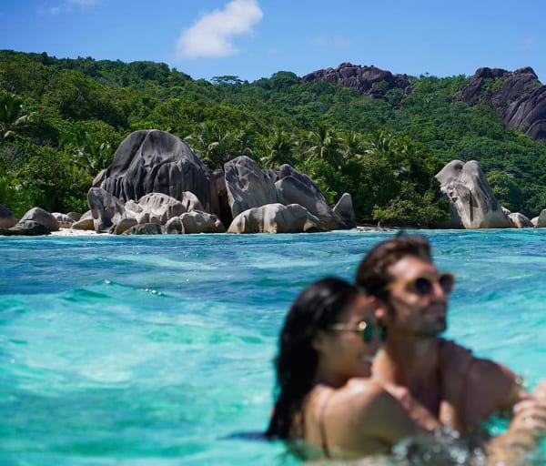 Raffles seychelles casal dentro mar
