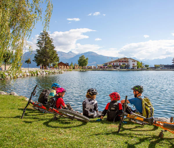 Passeio de biciclete em família em Crans Montana
