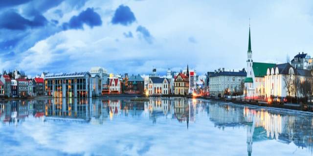 Panorâmica paisagem urbana Lago Tjornin, Reykjavik, Islândia