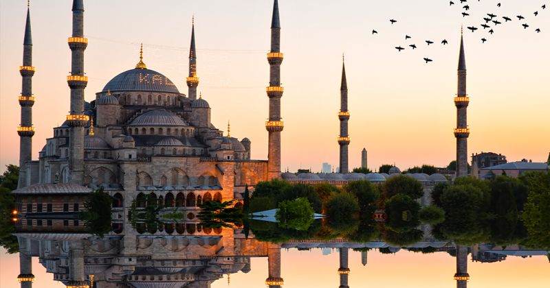 paisagem de Hagia Sofia em um fim de tarde alaranjado. Passaros voando. Turquia