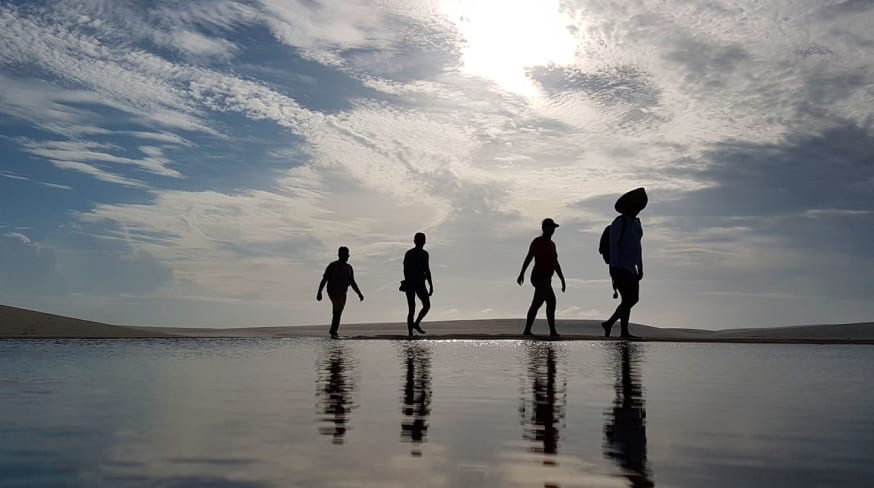 Trekking nos lencois maranhenses viajantes andando