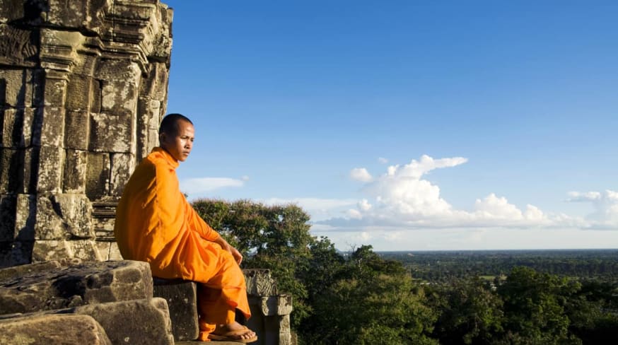 Monge contemplando Angkor Qat Siam Reap Camboja