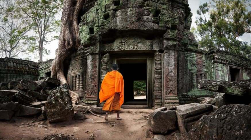 Monge entrando Templo Angkor Wat Camboja