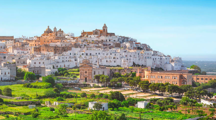 Puglia, Itália - Cidade Branca, horizonte panorâmico e Igreja Madonna Della Grata