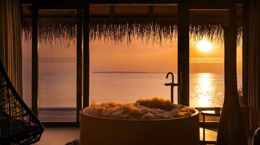 Maldivas velaa private island sunset deluxe water pool villa banheira