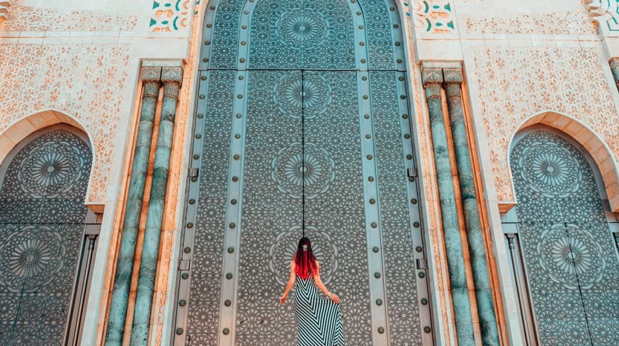 Marrocos casablanca mesquita hasan ii mulher na porta