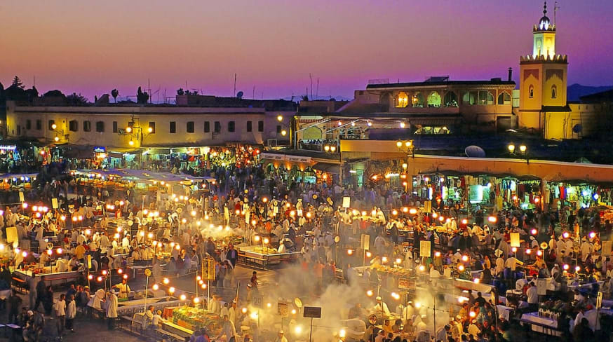 Vista noturna do mercado de Marrakech.