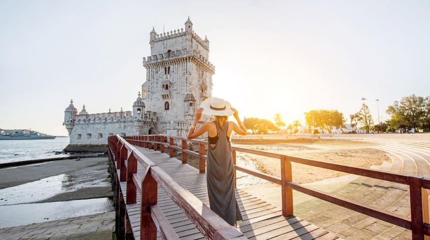 Mulher viajando em lisboa portugal