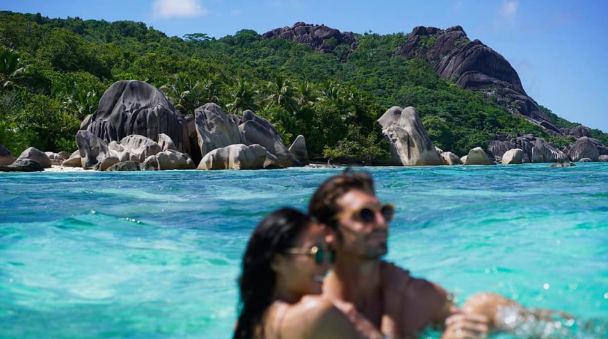 Raffles seychelles casal dentro mar