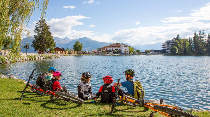 Passeio de biciclete em família em Crans Montana